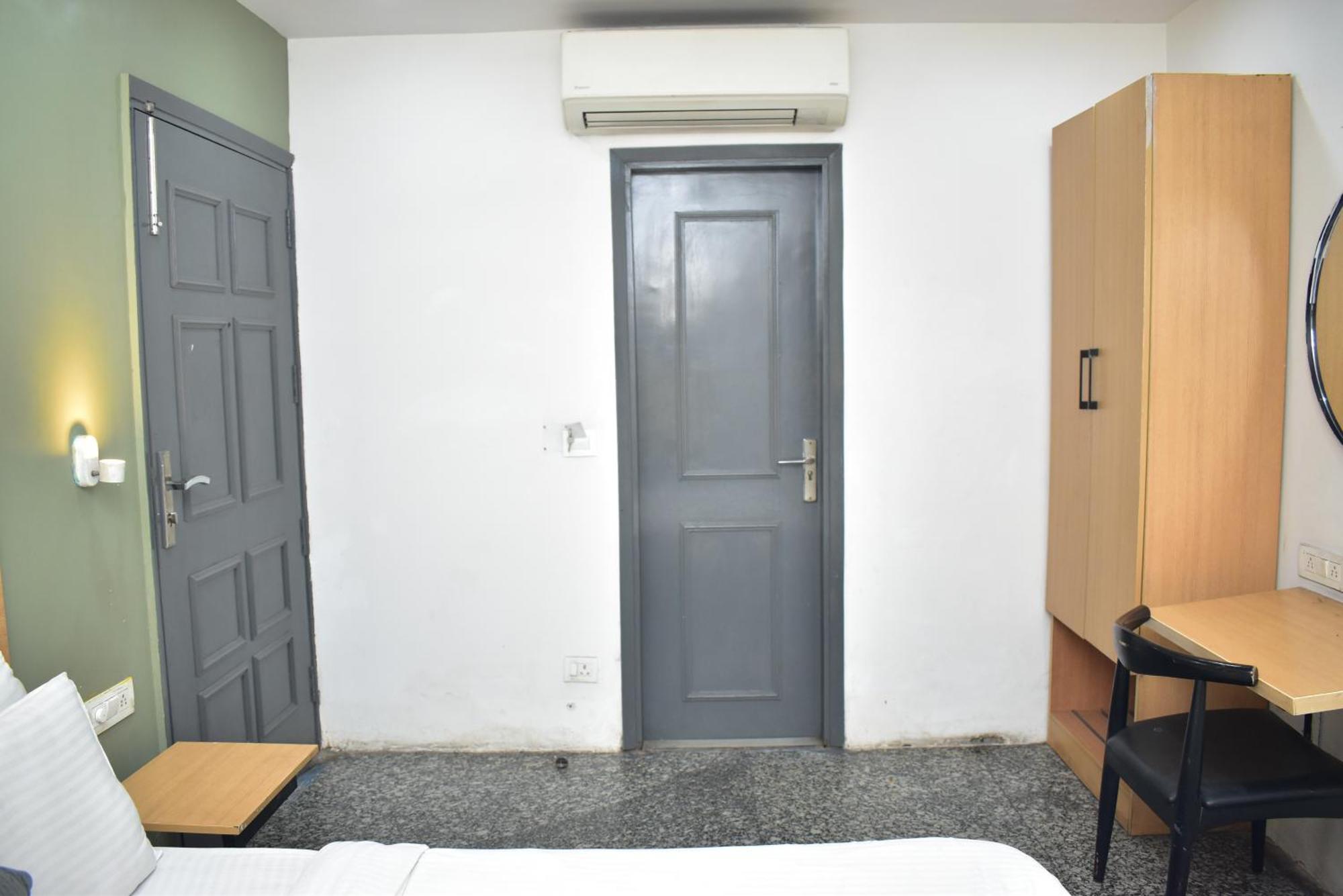 Hotel Golden Saffron By Qotel-Punjabi Bagh New Delhi Exterior photo