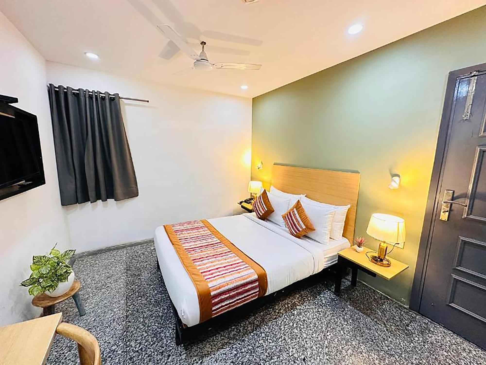 Hotel Golden Saffron By Qotel-Punjabi Bagh New Delhi Exterior photo