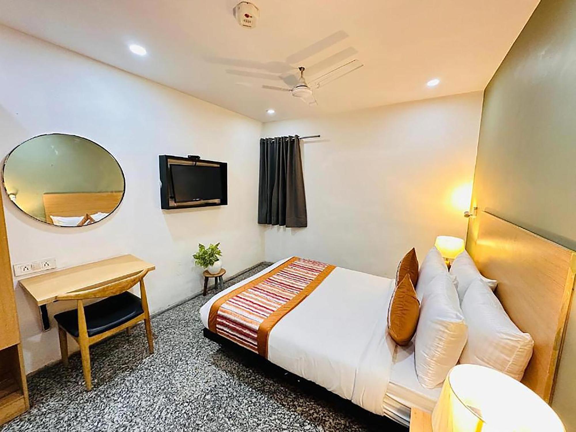 Hotel Golden Saffron By Qotel-Punjabi Bagh New Delhi Exterior photo