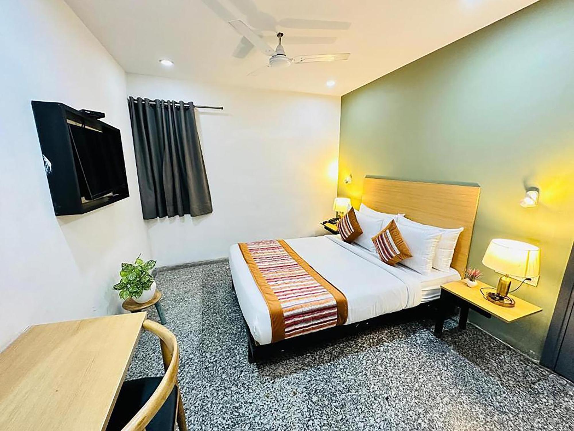 Hotel Golden Saffron By Qotel-Punjabi Bagh New Delhi Exterior photo